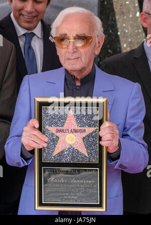 Los Angeles, USA. Août 24, 2017. Auteur-compositeur-interprète Charles Aznavour participe à une cérémonie honorant étoile sur le Hollywood Walk of Fame à Los Angeles, aux États-Unis, le 24 août, 2017. Charles Aznavour a reçu une étoile sur le Hollywood Walk of Fame le jeudi. Credit : Zhao Hanrong/Xinhua/Alamy Live News Banque D'Images