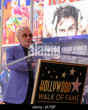 Los Angeles, USA. Août 24, 2017. Auteur-compositeur-interprète Charles Aznavour participe à une cérémonie honorant étoile sur le Hollywood Walk of Fame à Los Angeles, aux États-Unis, le 24 août, 2017. Charles Aznavour a reçu une étoile sur le Hollywood Walk of Fame le jeudi. Credit : Zhao Hanrong/Xinhua/Alamy Live News Banque D'Images