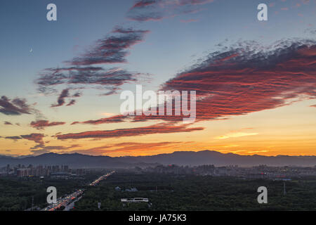 24 août 2017 - Beijing, Beijing, Chine - Pékin, Chine 24 Août 2017 : (usage éditorial uniquement. Chine OUT) magnifique coucher de glow peut être vu à Beijing, 24 août, 2017. (Crédit Image : © SIPA l'Asie via Zuma sur le fil) Banque D'Images