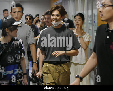 24 août 2017 - Shanghai, Shanghai, Chine - Shanghai, Chine 24 Août 2017 : (usage éditorial uniquement. Chine OUT) ..acteur japonais Ryota Katayose est surrouned par des fans à l'aéroport de Shanghai à Shanghai, le 24 août 2017. (Crédit Image : © SIPA l'Asie via Zuma sur le fil) Banque D'Images