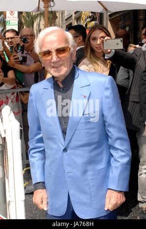 Los Angeles, CA, USA. Août 24, 2017. Charles Aznavour à la cérémonie d'intronisation pour l'étoile sur le Hollywood Walk of Fame pour Charles Aznavour, Hollywood Boulevard, Los Angeles, CA, 24 août 2017. Crédit : Michael Germana/Everett Collection/Alamy Live News Banque D'Images