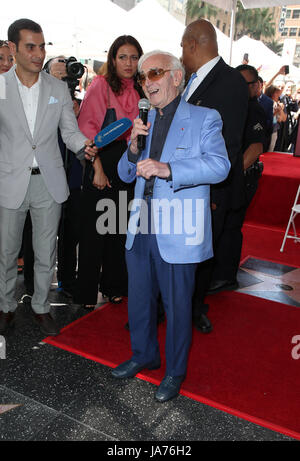 Hollywood, CA. Août 24, 2017. Charles Aznavour, Charles Aznavour à l'Honneur avec étoile sur le Hollywood Walk of Fame en sur le Walk of Fame de Hollywood en Californie le 24 août 2017. Credit : Fs/media/Alamy Punch Live News Banque D'Images