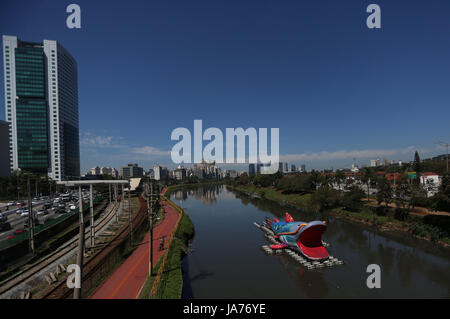 (170825) -- SAO PAULO, 25 août 2017 (Xinhua) -- une représentation d'un poisson géant, 30 mètres de long et 7 mètres de haut, flotte à travers le Pinheiros, à Sao Paulo, Brésil, le 24 août, 2017. L'intervention urbaine flottante appelée "Pintado" est une oeuvre de l'artiste plastique Brésilien Eduardo Srur, et fait partie d'un événement appelé "Virada Sustentavel', qui a lieu le 24 août à 27 à Sao Paulo, avec l'objectif de la société à prendre les actions liées à la vie durable. (Xinhua/Rahel Patrasso) (da) (FNC) Banque D'Images