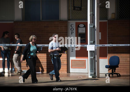 (170825) -- CANBERRA, 25 août 2017 (Xinhua) -- le personnel de la Police à pied à l'extérieur de la classe où un 18-year-old male student attaqué le conférencier et trois autres étudiants avec un bâton de baseball dans le campus de l'Université nationale australienne de Canberra, Australie, le 25 août, 2017. (Xinhua/Justin Qian) (DTF) Banque D'Images