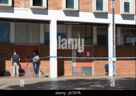 (170825) -- CANBERRA, 25 août 2017 (Xinhua) -- le personnel de police travaillent à l'extérieur de la classe où un 18-year-old male student attaqué le conférencier et trois autres étudiants avec un bâton de baseball dans le campus de l'Université nationale australienne de Canberra, Australie, le 25 août, 2017. (Xinhua/Justin Qian) (DTF) Banque D'Images