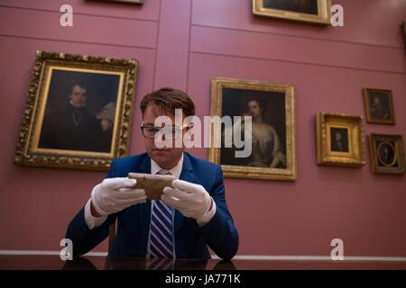 (170825) -- SYDENY, 25 août 2017 (Xinhua) -- Photo prise le 17 avril 2017 montre le Dr Daniel Mansfield, un mathématicien qui a déchiffré la tablette d'argile babylonienne à New York, aux États-Unis. Le mystère d'un célèbre 3 700 ans, tablette d'argile babylonienne, autrefois propriété de la véritable 'Indiana Jones', a été déverrouillé par Daniel Mansfield. Il a été révélé le 25 août 2017. (Xinhua/Université de Nouvelle-Galles du Sud) (DTF) Banque D'Images