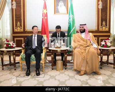 (170825) -- Djeddah, le 25 août 2017 (Xinhua) -- le vice-Premier ministre chinois Zhang Jaili (L) se réunit avec l'Arabie Prince Mohammed bin Salman à Jeddah, Arabie saoudite, le 24 août, 2017. (Xinhua/Wang Ye)(mcg) Banque D'Images