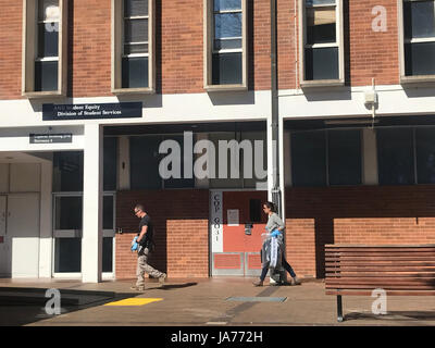 (170825) -- CANBERRA, 25 août 2017 (Xinhua) -- La police de collecter des preuves de marche hors d'un bouclé classe à Canberra dans le Australian National University (ANU), le 25 août, 2017. Un homme a été placé en garde à l'ANU après qu'il a attaqué une classe d'étudiants avec un bâton de baseball, vendredi matin. L'homme, 18 ans, est étudiant à l'université, et a pris une batte de baseball dans un tutoriel et a commencé à frapper d'autres élèves et le professeur femelle. (Xinhua/Xu Haijing) (ZCC) Banque D'Images