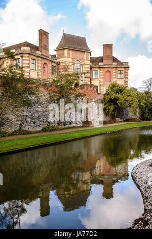 Douves et jardins, Eltham Palace, Londres, Angleterre Banque D'Images