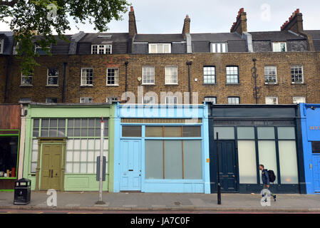 Devantures colorées sur Kennington Road, London Banque D'Images