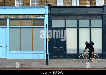 Devantures colorées sur Kennington Road, London Banque D'Images