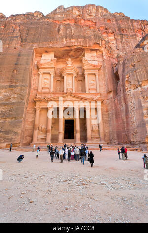PETRA, JORDANIE - le 21 février : Monument du trésor en ville le 21 février 2012 à Petra, en Jordanie. Petra a été établi autour de la 6ème siècle avant J.-C. comme la capitale des nabatéens Banque D'Images