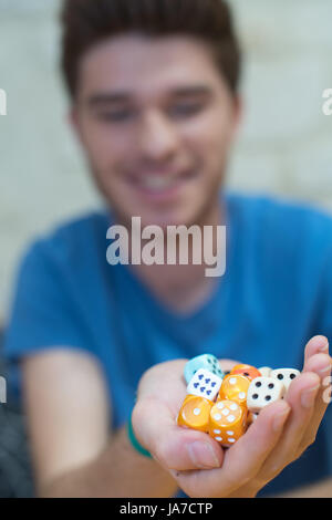 Young man holding dés Banque D'Images