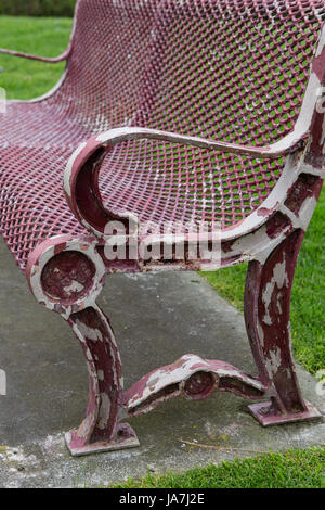 Vieux banc de parc avec de la peinture Banque D'Images