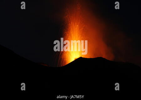 La lave, département de diffusion, d'éruption volcanique, montagne, Vulcan, volcan, fumée, Banque D'Images