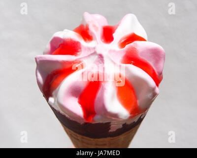 Une Fraise et vanille ice cream cone Banque D'Images