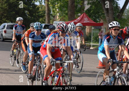 Spring City, Utah, USA - 2 août 2006 : Les cavaliers commencer la course dans la course sur route classique Sanpete. Les hommes et les femmes sur les vélos de route commencer la course sur route. Banque D'Images