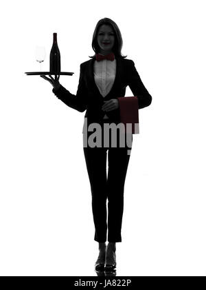 Un caucasian woman waiter butler servant le vin rouge en silhouette sur fond blanc Banque D'Images