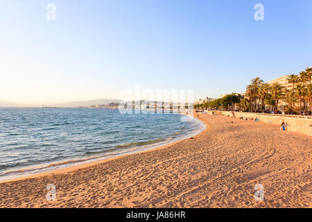 Plage de Cannes vue jour, France. Célèbre ville du sud de la France. Promenade de la Croisette Banque D'Images