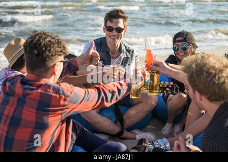 Groupe d'amis sur le drindking beach party Banque D'Images