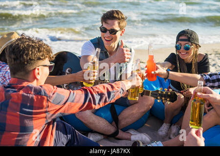 Groupe d'amis sur le drindking beach party Banque D'Images