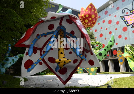 YAYOI KUSAMA - Musée d'Art de la ville de Matsumoto - organise une exposition de l'artiste local Yayoi Kusama intitulé l'éternité de l'éternité de l'éternité du 14 Nov - 04 Nov 2012. À l'arrivée, les visiteurs sont accueillis par de grandes sculptures intitulé 'La tulipe fleurs visionnaire' - Matsumoto, Nagano, Japon Pefecture - 28 juillet 2012. Crédit photo : George Chin/IconicPix Banque D'Images