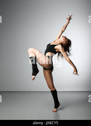 Jeune belle dancer posing in studio Banque D'Images