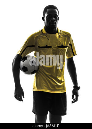 Un homme africain arbitre football holding permanent en silhouette sur fond blanc Banque D'Images