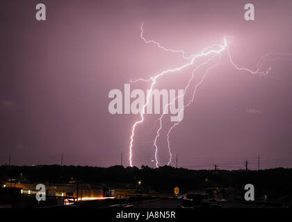 Plusieurs éclairs sur une source unique la nuit Banque D'Images