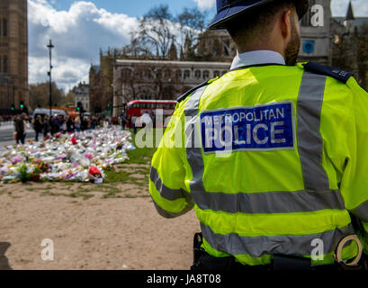 Tributs floraux à l'extérieur de la place du Parlement, aux victimes de la Westminster Bridge la terreur terroriste attaque menée par Khalid Masood. Banque D'Images