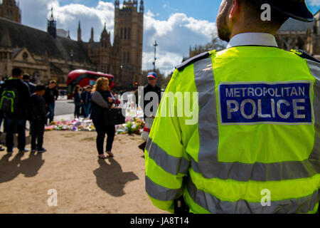 Tributs floraux à l'extérieur de la place du Parlement, aux victimes de la Westminster Bridge la terreur terroriste attaque menée par Khalid Masood. Banque D'Images