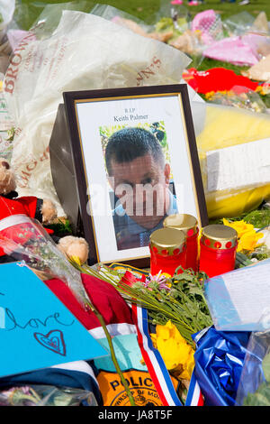 Tributs floraux à l'extérieur de la place du Parlement, aux victimes de la Westminster Bridge la terreur terroriste attaque menée par Khalid Masood. Banque D'Images