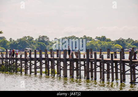 Pont en teck U Bein de Mandalay, au Myanmar Banque D'Images