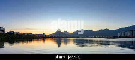 Image panoramique de la fin de l'après-midi au lagon Rodrigo de Freitas à Rio de Janeiro avec ses montagnes, ses bâtiments et ses contours caractéristiques Banque D'Images