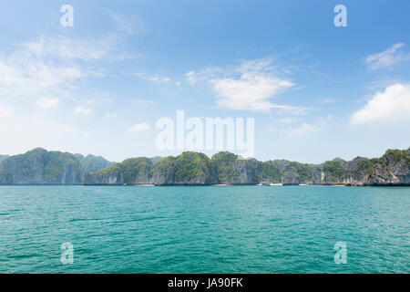 Une vue sur les spectaculaires formations karstiques de calcaire dans la baie de Lan Ha, Halong Bay, Vietnam Banque D'Images