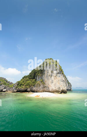 Une vue sur les spectaculaires formations karstiques de calcaire dans la baie de Lan Ha, Halong Bay, Vietnam Banque D'Images