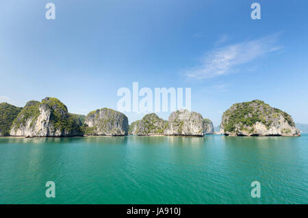 Une vue sur les spectaculaires formations karstiques de calcaire dans la baie de Lan Ha, Halong Bay, Vietnam Banque D'Images