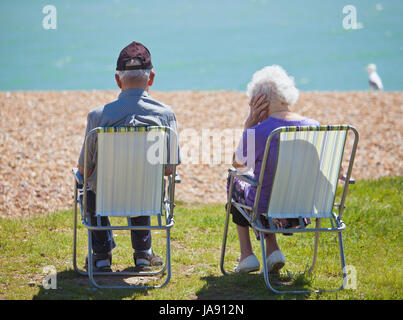 Couple assis sur une plage. Banque D'Images