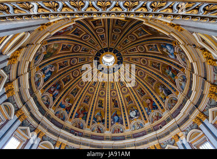 Détail de la basilique St Pierre en coupole de l'intérieur du Vatican, Rome, Italie Banque D'Images