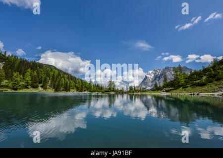 La Zugspitze éventail reflète dans l'eau turquoise du lac Seebensee. Le Tyrol, Autriche Banque D'Images