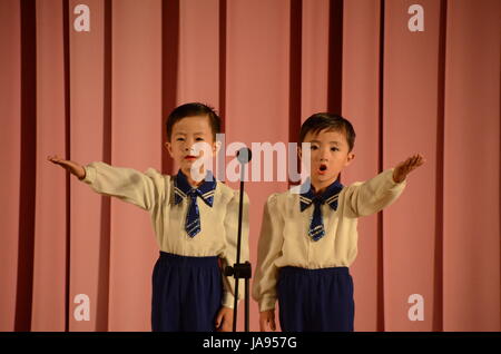 La Corée du Nord les enfants jouer de la musique et de la danse dans la ville de Rason. Saluant les chansons 'grande' et 'cher Leaders' Kim Il Sung et Kim Jong-il. Banque D'Images