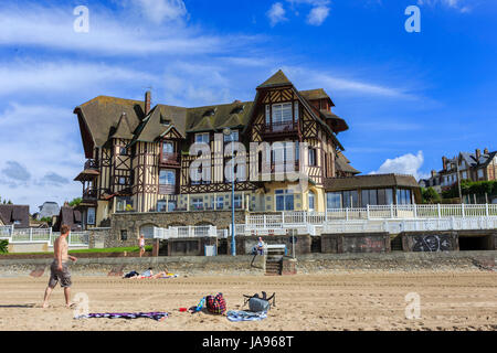 France, Calvados, Villers sur Mer, villas front de mer et plage Banque D'Images