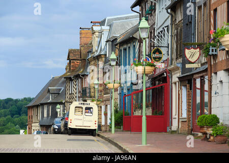 France, Calvados, Beaumont en Auge, la rue principale du village Banque D'Images