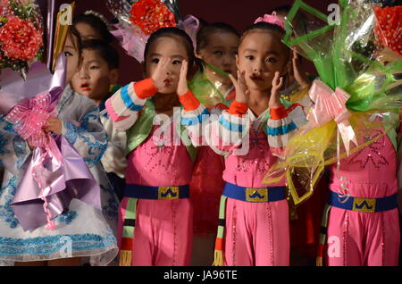 La Corée du Nord les enfants jouer de la musique et de la danse dans la ville de Rason. Saluant les chansons 'grande' et 'cher Leaders' Kim Il Sung et Kim Jong-il. Banque D'Images