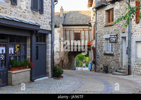 La France, Cantal, Marcoles, à l'intérieur du village médiéval et le portail médiéval, 15e siècle Banque D'Images