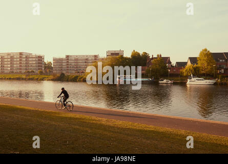 Cycliste sur Riverside, chemin River Trent, Nottingham, Nottinghamshire, East Midlands, Angleterre Banque D'Images