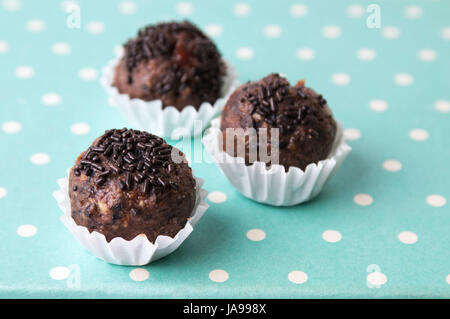 Truffes au chocolat maison en porte-papier tasses Banque D'Images