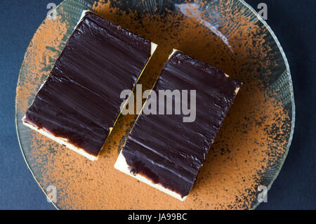 Egg custard pie cremeschnitte couverts de chocolat Banque D'Images