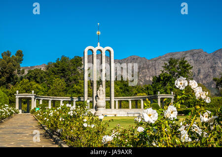 Monument commémoratif français Huguenot, Franschhoek, Afrique du Sud, avec ciel bleu et de montagne Banque D'Images