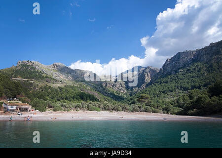 CALA TUENT, Majorque, Espagne - 15 MAI 2017 : : Plage : kiosque et plage avec peu de touristes le 15 mai 2017 dans la région de Cala Tuent, Mallorca, Espagne. Banque D'Images